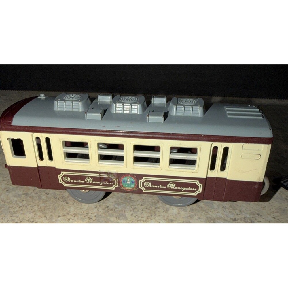 Tomy Thomas Passenger car and Western Engine (they do not connect) - Picture 2 of 4